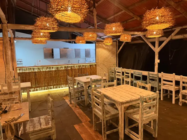 Cocina abierta y barra del restaurante bajo el techo de madera