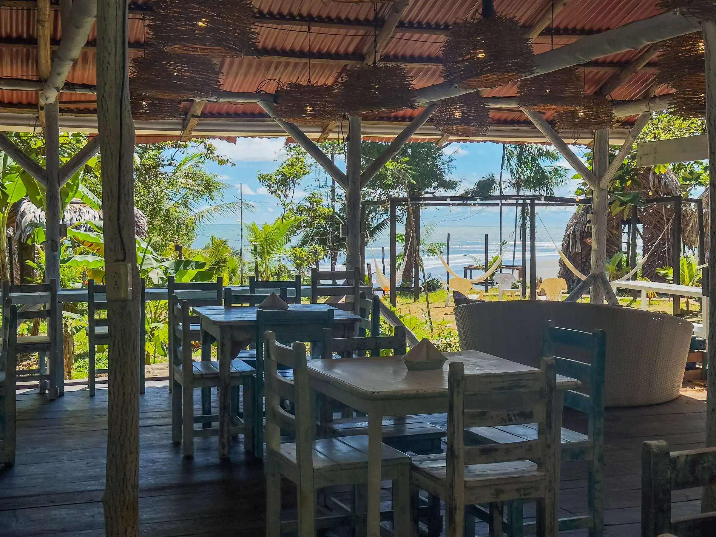 Mesas del restaurante de Casa Azul con el mar del Pacífico al fondo