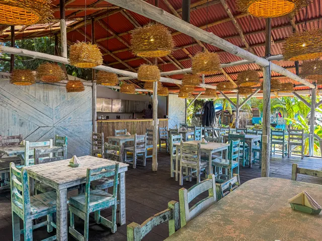 Mesas de madera del restaurante listas para el servicio