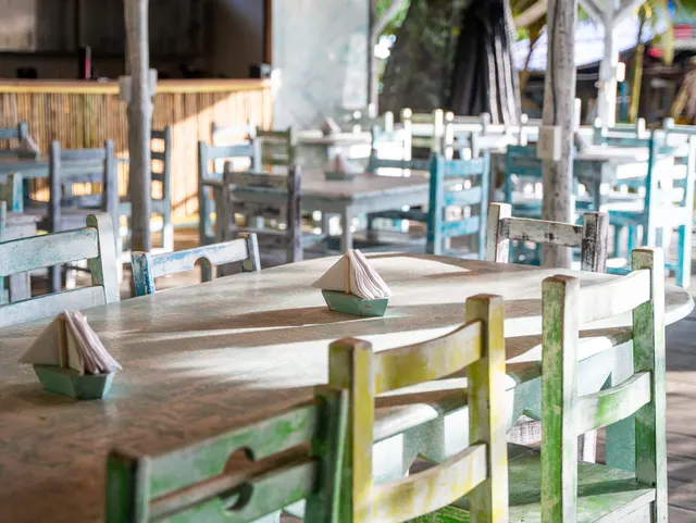 Mesa del restaurante con servilletas dobladas, de cerca