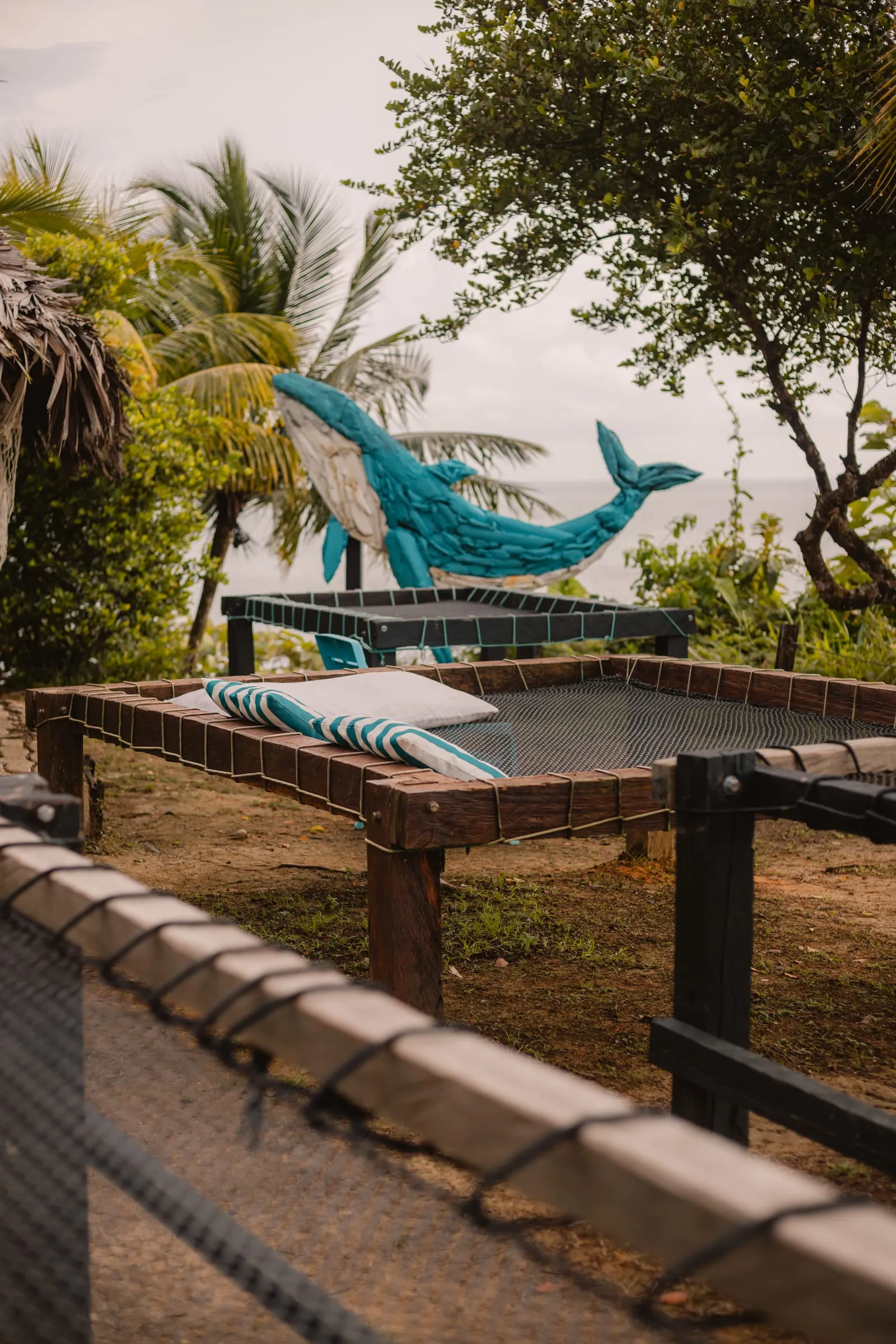 Escultura de una ballena jorobada junto a las mallas catamarán de Casa Azul