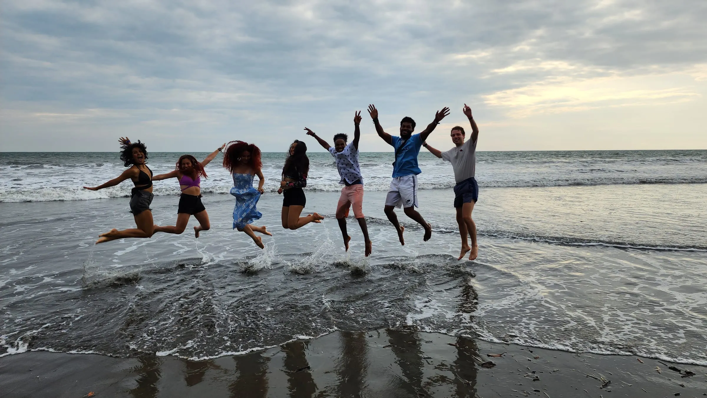 Huéspedes de Casa Azul disfrutando la playa limpia de La Barra