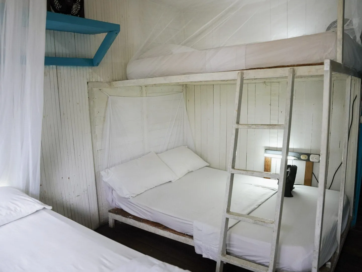 Literas de madera pintadas de blanco y azul en la Habitacion Cuadruple