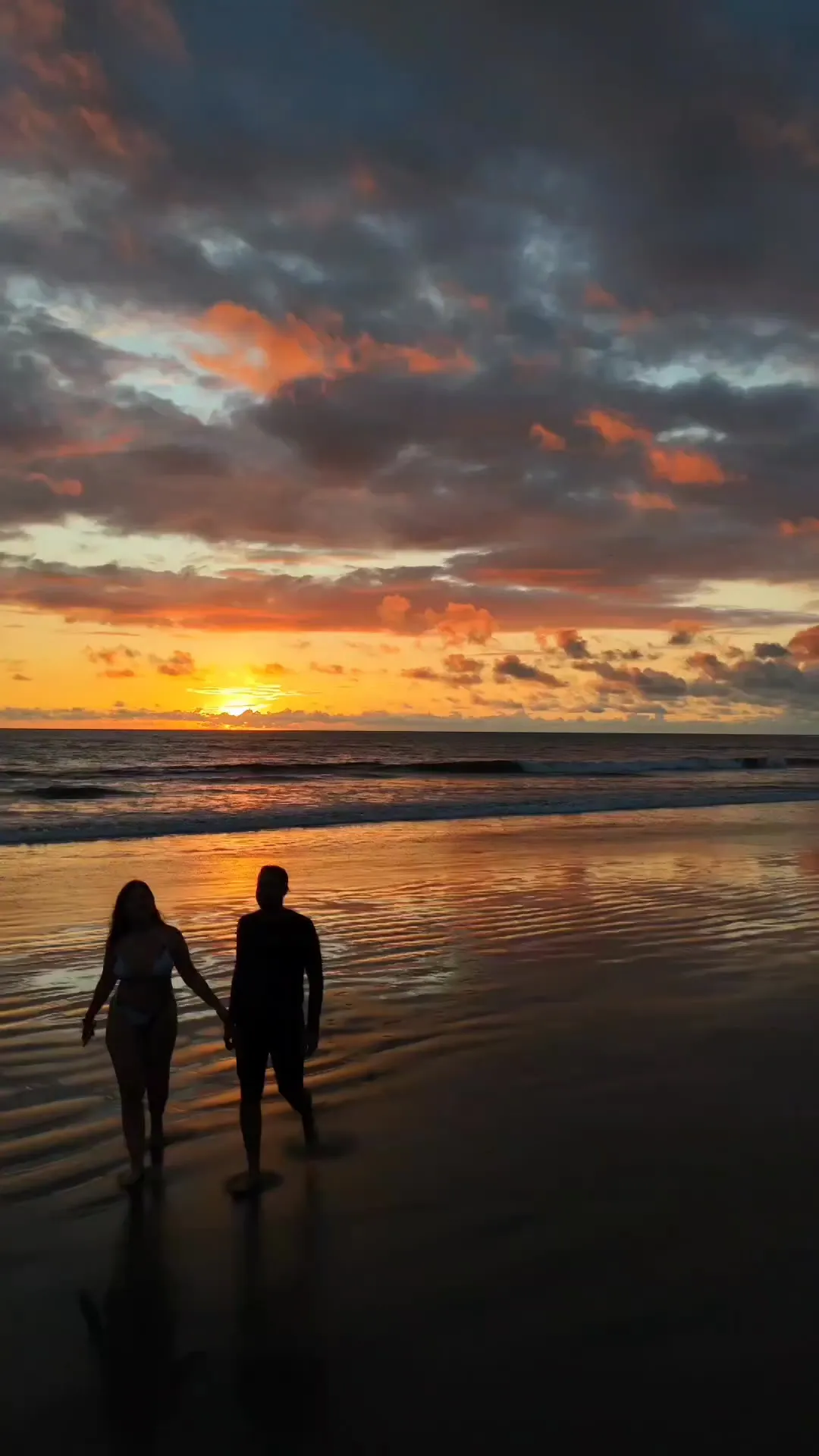 Pareja caminando durante el atardecer en La Barra