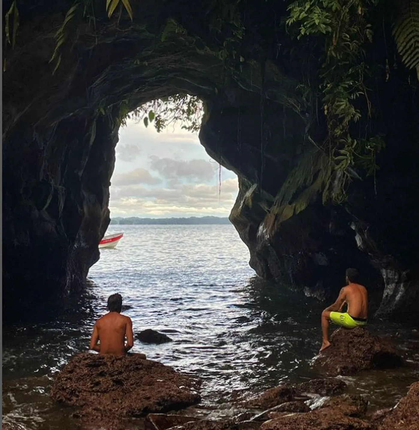 Cueva junto al agua en la fotografía de Bahía Málaga del archivo de Casa Azul
