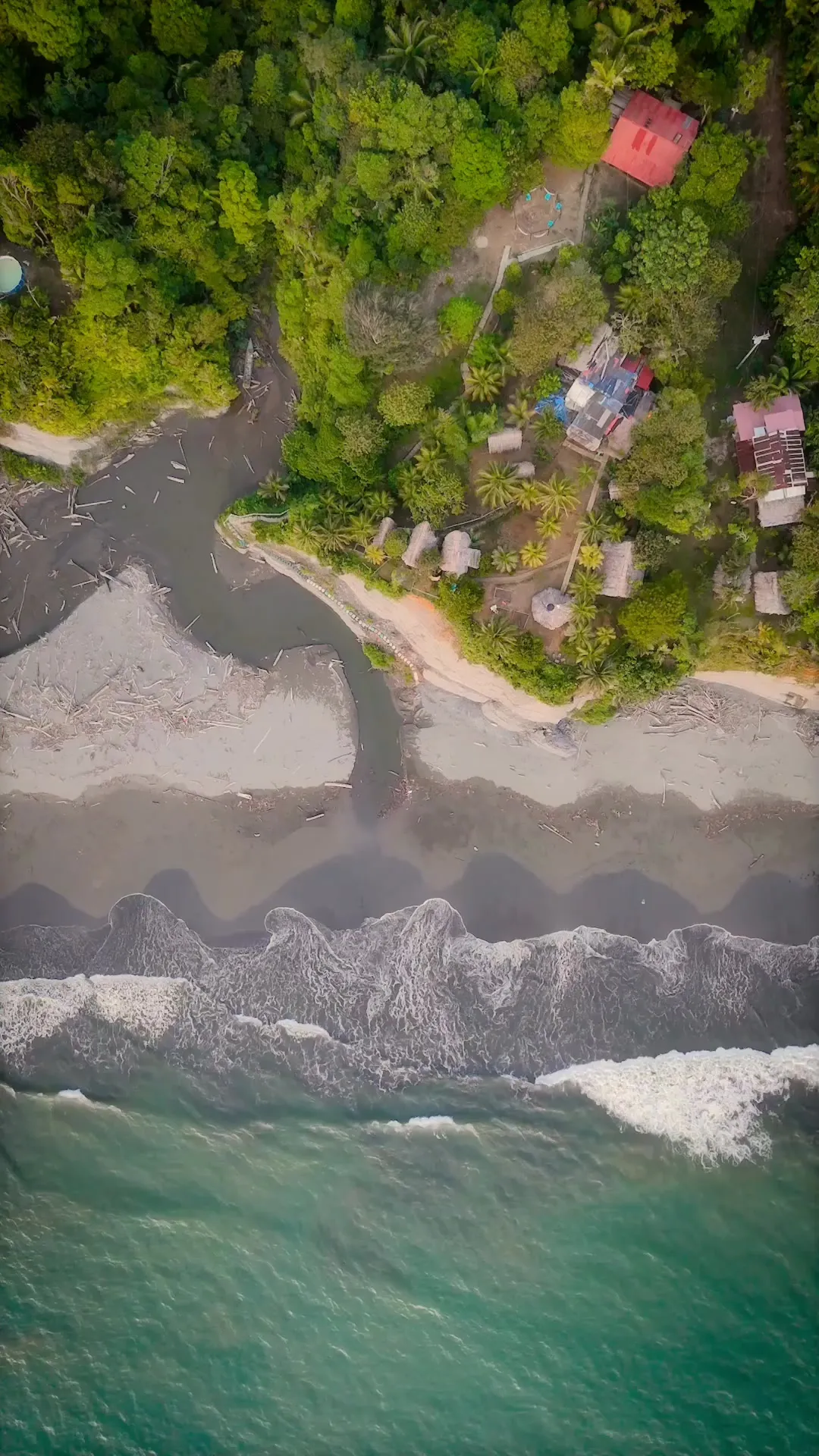 Vista aérea de la playa de La Barra y la selva del Pacífico