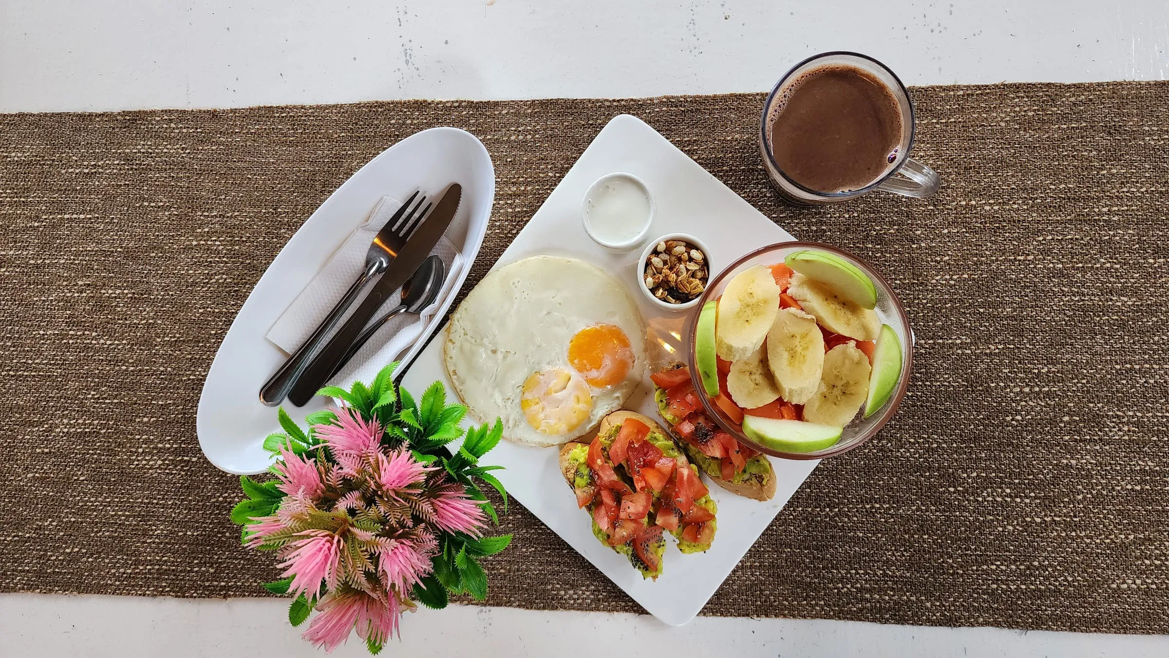 Desayuno con huevos, fruta fresca y café