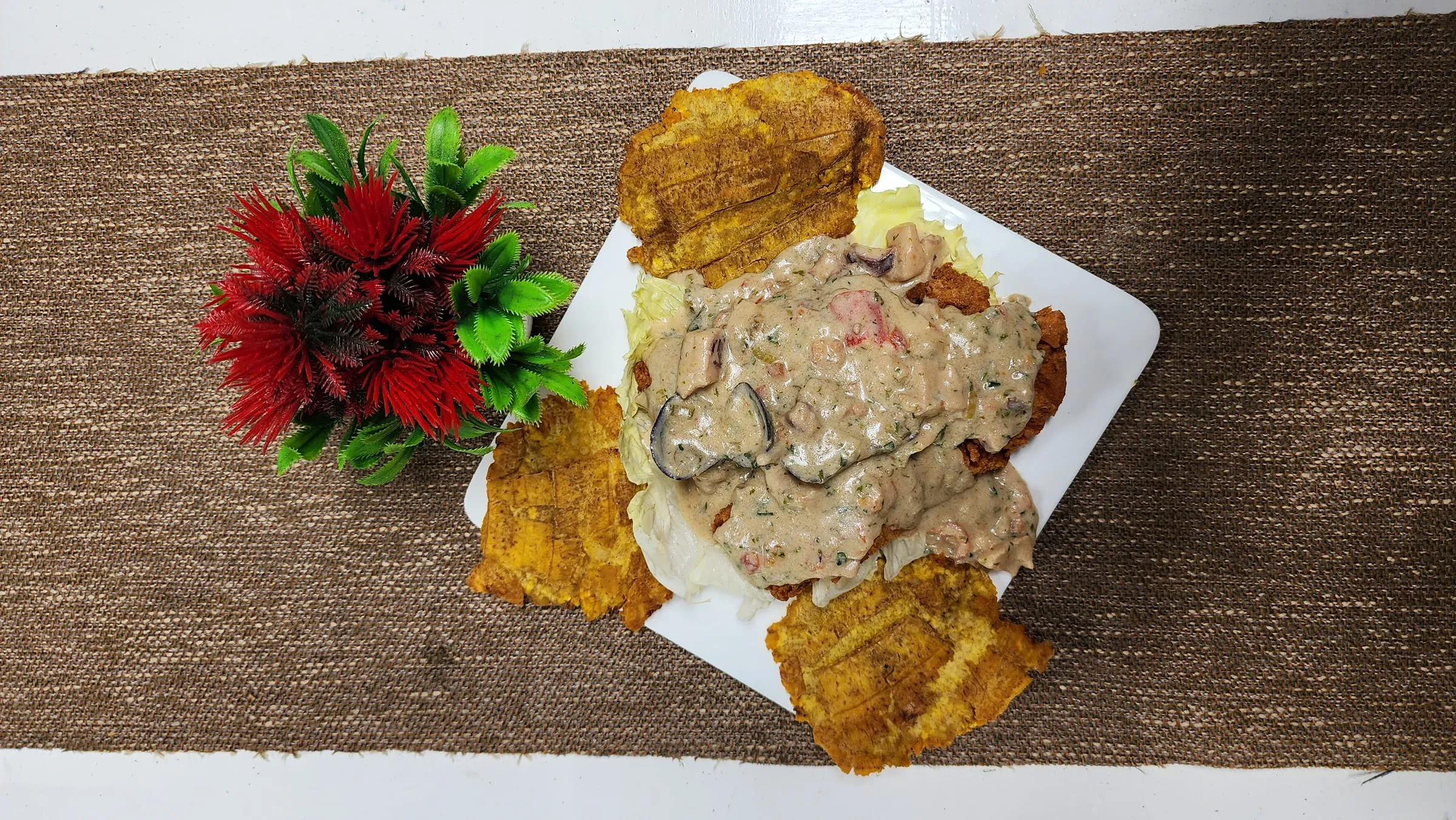 Plato típico del Pacífico con patacones